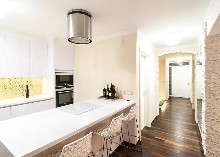 Maelynn Opatija With Heated Pool And Sea View וילה